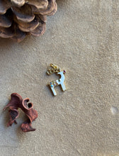 Carica l'immagine nel visualizzatore di Gallery, Pendente Renna di Babbo Natale - Charm in ottone di alta qualità - Collezione Charm