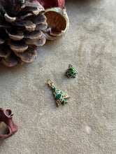 Carica l'immagine nel visualizzatore di Gallery, Pendente Albero di Natale Argento - Charm in ottone di alta qualità e zirconi - Collezione Charm