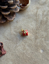Carica l'immagine nel visualizzatore di Gallery, Pendente Pacchetto Regalo Rosso - Charm in ottone di alta qualità - Collezione Charm