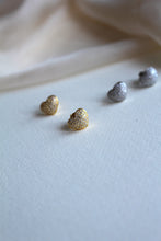 Carica l'immagine nel visualizzatore di Gallery, Amami Oro - Orecchini a lobo in argento 925 e zirconi - Collezione Crazy in Love