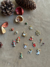 Carica l'immagine nel visualizzatore di Gallery, Pendente Albero di Natale Oro - Charm in ottone di alta qualità e zirconi - Collezione Charm