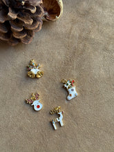 Carica l'immagine nel visualizzatore di Gallery, Pendente Calza di Natale Oro e Bianco - Charm in ottone di alta qualità - Collezione Charm