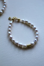 Carica l'immagine nel visualizzatore di Gallery, Bracciale Abbracciami - Realizzato a mano in argento 925 e perla di fiume - Collezione Crazy in Love