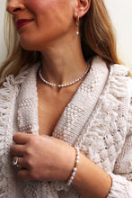 Carica l'immagine nel visualizzatore di Gallery, Bracciale Abbracciami - Realizzato a mano in argento 925 e perla di fiume - Collezione Crazy in Love