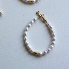 Carica l'immagine nel visualizzatore di Gallery, Bracciale Abbracciami - Realizzato a mano in argento 925 e perla di fiume - Collezione Crazy in Love