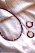 Carica l'immagine nel visualizzatore di Gallery, Collana Bubble Loren - Girocollo in occhio di tigre fucsia e argento - Collezione Bubble