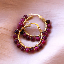 Carica l'immagine nel visualizzatore di Gallery, Bubble Loren - Cerchi realizzati a mano in argento e pietre naturali in occhio di tigre fucsia - Collezione Bubble