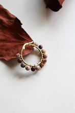 Carica l'immagine nel visualizzatore di Gallery, Bubble Triple Chocolate - Orecchini a cerchio in argento placcato oro e pietre naturali in diaspro zebrato - Collezione Bubble