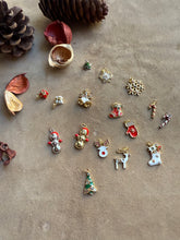 Carica l'immagine nel visualizzatore di Gallery, Pendente Pacchetto Regalo Bianco - Charm in ottone di alta qualità - Collezione Charm