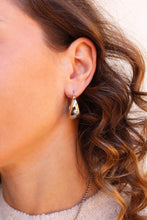 Carica l'immagine nel visualizzatore di Gallery, Cerchi Huggie - Orecchini in ottone placcato - Collezione Basic