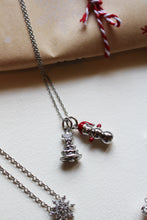 Carica l'immagine nel visualizzatore di Gallery, Charm Omino di Neve Argento - Pendente per collana in ottone di alta qualità - Collezione Charm