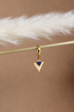 Carica l'immagine nel visualizzatore di Gallery, Charm Egypt Oro - Triangolo martellato con pietra in lapislazzuli in ottone di alta qualità - Collezione Charm