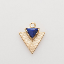 Carica l'immagine nel visualizzatore di Gallery, Charm Egypt Oro - Triangolo martellato con pietra in lapislazzuli in ottone di alta qualità - Collezione Charm