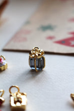 Carica l'immagine nel visualizzatore di Gallery, Charm Pacchetto di Natale Oro - Pendente per collana in ottone di alta qualità - Collezione Charm