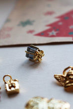 Carica l'immagine nel visualizzatore di Gallery, Charm Pacchetto di Natale Oro - Pendente per collana in ottone di alta qualità - Collezione Charm