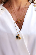Carica l'immagine nel visualizzatore di Gallery, Charm Pacchetto di Natale Oro - Pendente per collana in ottone di alta qualità - Collezione Charm