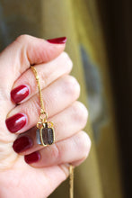 Carica l'immagine nel visualizzatore di Gallery, Charm Pacchetto di Natale Oro - Pendente per collana in ottone di alta qualità - Collezione Charm