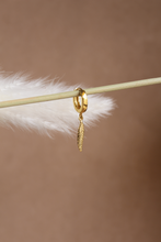 Carica l'immagine nel visualizzatore di Gallery, Charm Piuma - Pendente in goldfilled oro 14 kt - Collezione Charm