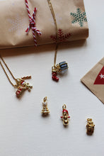Carica l'immagine nel visualizzatore di Gallery, Charm Omino di Neve Oro - Pendente per collana in ottone di alta qualità - Collezione Charm