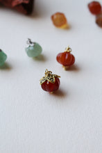 Carica l'immagine nel visualizzatore di Gallery, Charm Zucca Arancione - In pietra naturale agata arancio cannella - Collezione Charm