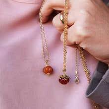 Carica l'immagine nel visualizzatore di Gallery, Charm Zucca Arancione - In pietra naturale agata arancio cannella - Collezione Charm