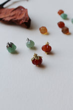 Carica l'immagine nel visualizzatore di Gallery, Charm Zucca Arancione - In pietra naturale agata arancio cannella - Collezione Charm