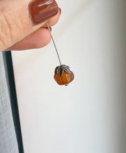 Carica l'immagine nel visualizzatore di Gallery, Charm Zucca Arancione - In pietra naturale agata arancio cannella - Collezione Charm