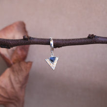 Carica l'immagine nel visualizzatore di Gallery, Charm Egypt Argento- Triangolo martellato con pietra in lapislazzuli in ottone di alta qualità - Collezione Charm
