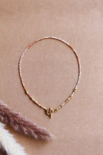 Carica l'immagine nel visualizzatore di Gallery, Collana Abu Dhabi - Girocollo in argento e pietra di sole - Collezione World Tour