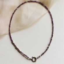 Carica l'immagine nel visualizzatore di Gallery, Collana Abu Dhabi Ametista - Girocollo realizzato a mano - Collezione Abu Dhabi
