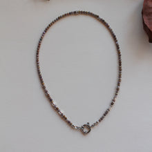 Carica l'immagine nel visualizzatore di Gallery, Collana Abu Dhabi Kunzite - Girocollo realizzato a mano in pietra kunzite - Collezione Abu Dhabi