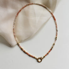 Carica l'immagine nel visualizzatore di Gallery, Collana Abu Dhabi Pietra di Sole - Girocollo realizzato a mano - Collezione World Tour