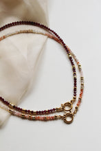 Carica l'immagine nel visualizzatore di Gallery, Collana Abu Dhabi Pietra di Sole - Girocollo realizzato a mano - Collezione World Tour