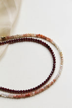 Carica l'immagine nel visualizzatore di Gallery, Collana Abu Dhabi Pietra di Sole - Girocollo realizzato a mano - Collezione World Tour