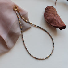 Carica l'immagine nel visualizzatore di Gallery, Collana Abu Dhabi Rodocrosite - Girocollo realizzato a mano in rodocrosite e argento - Collezione Abu Dhabi