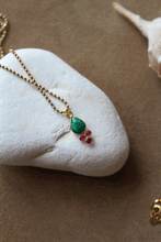 Carica l'immagine nel visualizzatore di Gallery, Collana Alba a Minorca - Realizzata a mano in argento e pendente in calcedonio e smeraldo - Collezione World Tour