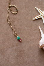 Carica l'immagine nel visualizzatore di Gallery, Collana Alba a Minorca - Realizzata a mano in argento e pendente in calcedonio e smeraldo - Collezione World Tour