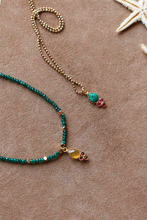 Carica l'immagine nel visualizzatore di Gallery, Collana Alba a Minorca - Realizzata a mano in argento e pendente in calcedonio e smeraldo - Collezione World Tour