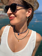 Carica l'immagine nel visualizzatore di Gallery, Collana Alba a Minorca - Realizzata a mano in argento e pendente in calcedonio e smeraldo - Collezione World Tour