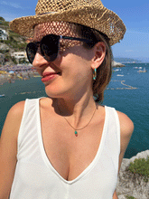 Carica l'immagine nel visualizzatore di Gallery, Collana Alba a Minorca - Realizzata a mano in argento e pendente in calcedonio e smeraldo - Collezione World Tour