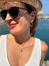 Carica l'immagine nel visualizzatore di Gallery, Collana Alba a Minorca - Realizzata a mano in argento e pendente in calcedonio e smeraldo - Collezione World Tour