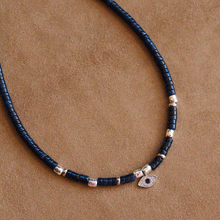 Carica l'immagine nel visualizzatore di Gallery, Collana Anima dell'Egeo - Realizzata a mano in giada zaffiro e occhio greco - Collezione World Tour