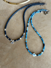 Carica l'immagine nel visualizzatore di Gallery, Collana Anima dell'Egeo - Realizzata a mano in giada zaffiro e occhio greco - Collezione World Tour