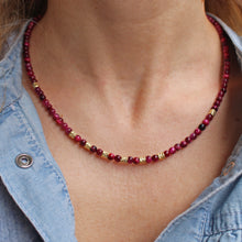 Carica l'immagine nel visualizzatore di Gallery, Collana Bubble Loren - Girocollo in occhio di tigre fucsia e argento - Collezione Bubble