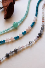Carica l'immagine nel visualizzatore di Gallery, Collana Capri - In quarzo rosa e grigio, perline Miyuki - Collezione Terra Mia