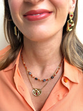 Carica l'immagine nel visualizzatore di Gallery, Collana Colline del Chianti - Groumetta con pendente semicerchio e pietra naturale - Foglie D'ambra - Collezione World Tour