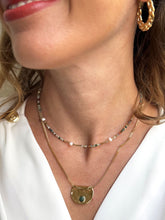Carica l'immagine nel visualizzatore di Gallery, Collana Colline del Chianti - Groumetta con pendente semicerchio e pietra naturale - Foglie D'ambra - Collezione World Tour