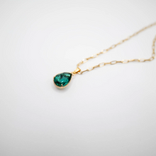 Carica l'immagine nel visualizzatore di Gallery, Collana Drop Smeraldo - Con goccia color verde smeraldo in acciaio inossidabile - Collezione PartyCollana Drop Smeraldo - Con goccia color verde smeraldo in acciaio inossidabile - Collezione Party