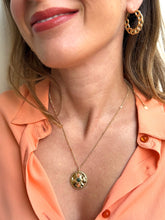 Carica l'immagine nel visualizzatore di Gallery, Collana Giardini di Boboli - Collana waterproof con medaglione martellato e pietre naturali - Foglie D'ambra - Collezione World Tour\