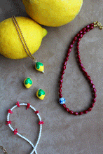 Carica l'immagine nel visualizzatore di Gallery, Collana Limone di Siracusa - Realizzata a mano in acciaio e ceramica siciliana - Collezione World Tour